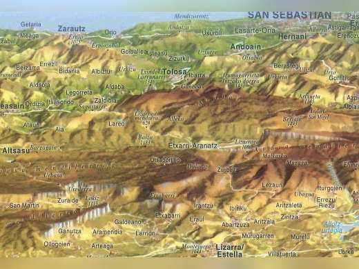 Mapa panorámico en relieve «Euskal Herria» de Miguel Angulo, en tubo