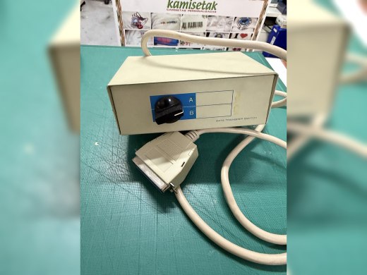 Lote de cables antiguos: conmutador A/B paralelo, euroconector, antena y cargador Sony