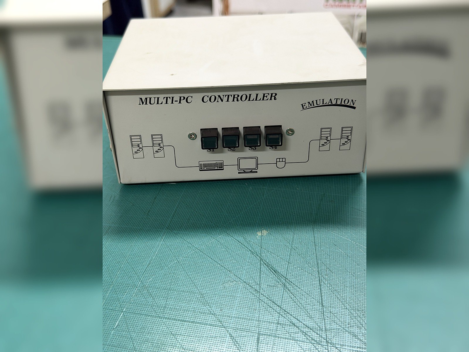 Conmutador KVM de 4 puertos VGA + PS/2 con cables