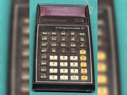 Calculadora programable Texas Instruments TI-57 (1977), con funda
